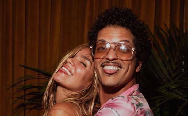 ¡¿Hay romance oculto?! Karol G y Bruno Mars encienden las redes con picantes pistas