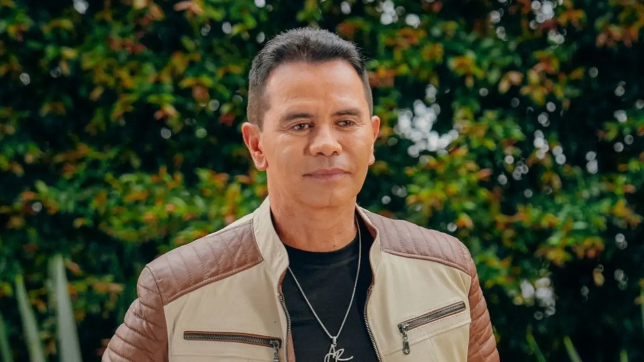 ¡Tremendo detalle! Jhonny Rivera le regaló un carro a su hermana en el amigo secreto