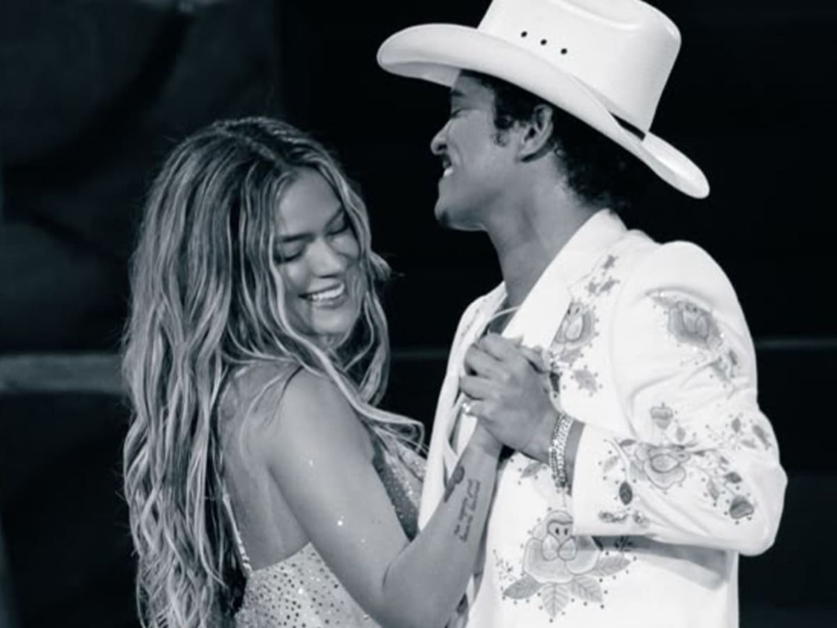 Bruno Mars y Karol G encienden las redes con un romántico videoclip