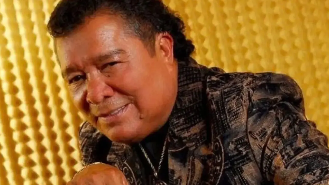 El desgarrador motivo por el que Pastor López llenó sus manos de anillos de oro