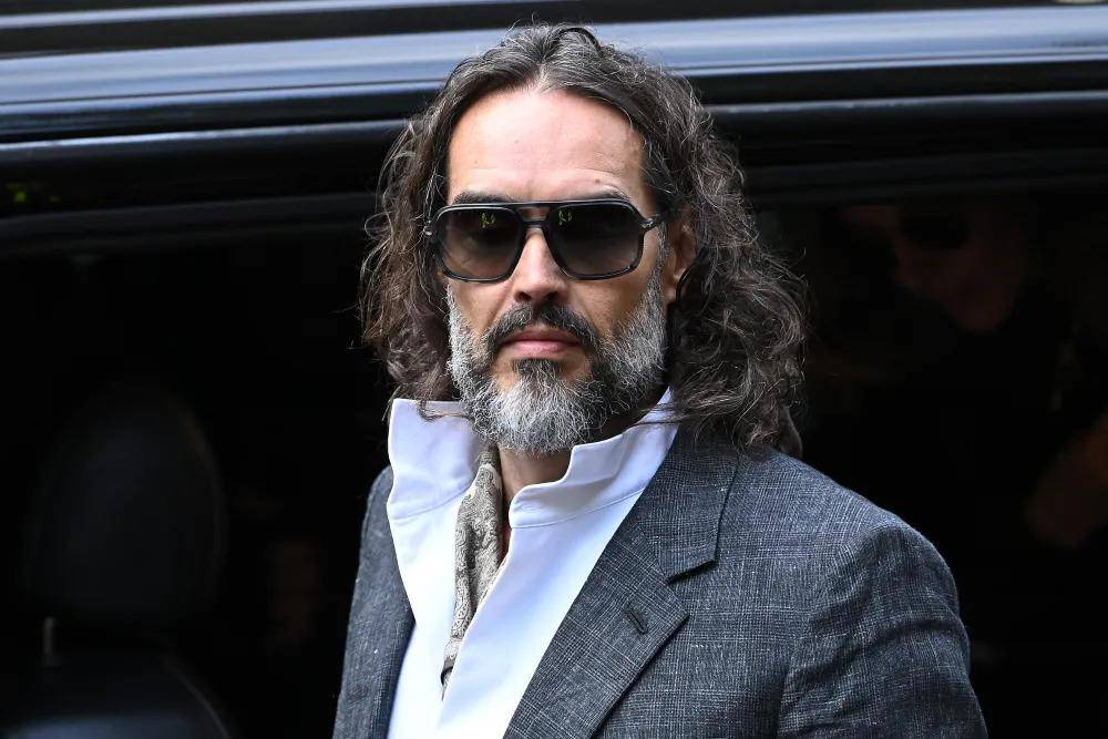 Russell Brand se enfrenta a la justicia: la dura acusación de la fiscalía en Londres