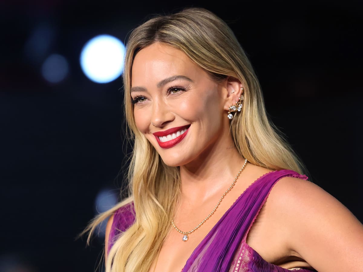 Hilary Duff sorprende a todos con un EP navideño antes de Halloween