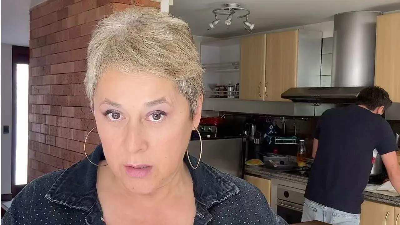 Alina Lozano desata pasiones y misterio con apasionado beso en aeropuerto