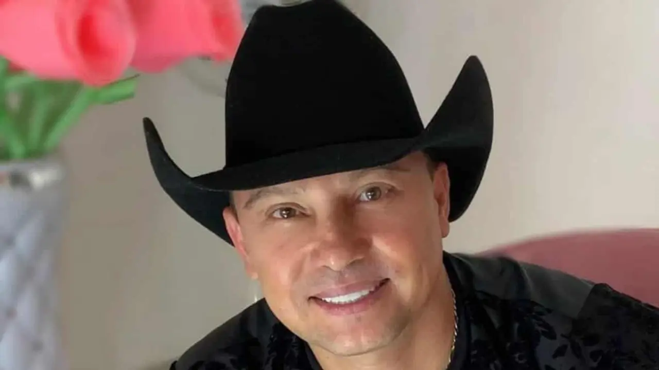Giovanny Ayala alborota las redes con falso anuncio para adultos